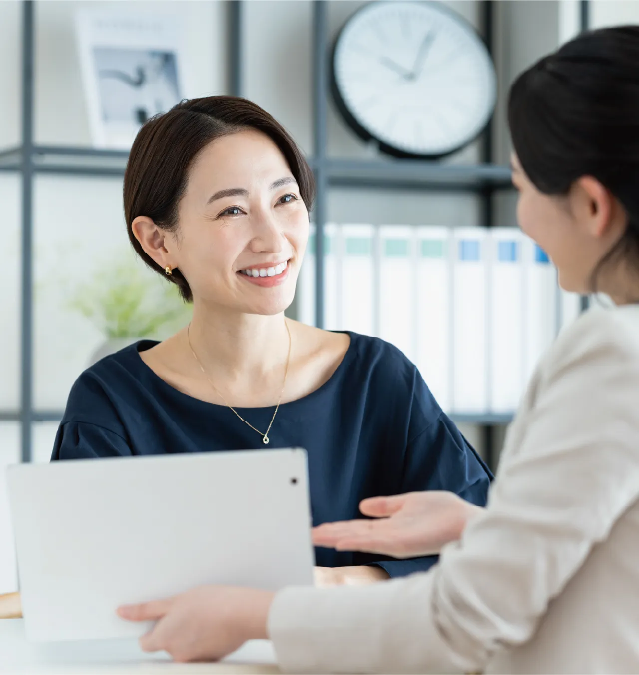 女性が対話している画像