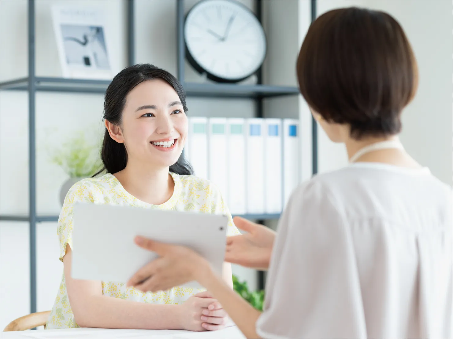 女性がファイナンシャルプランナーに相談
