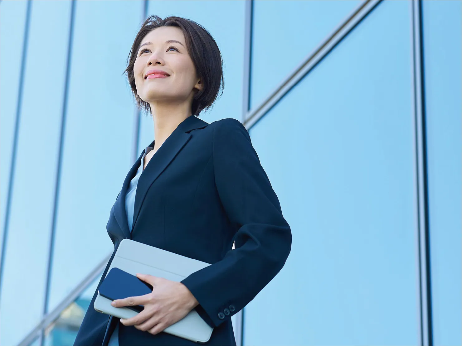 スーツを着ている女性