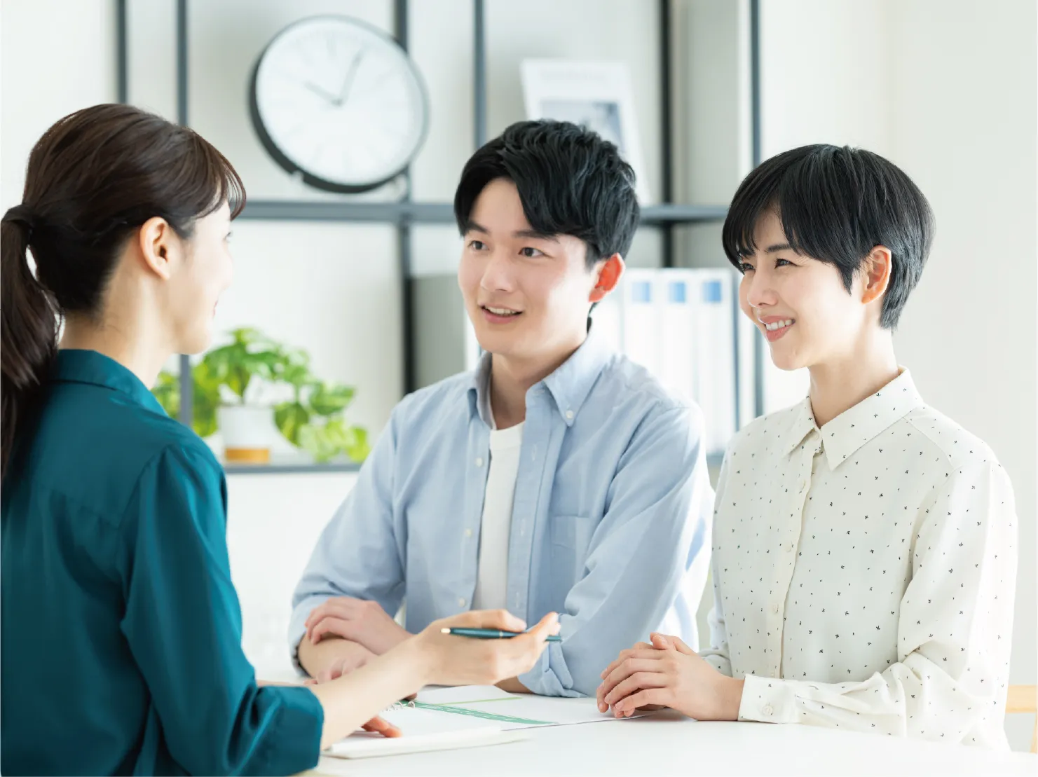 FPの話を聞く夫婦の写真